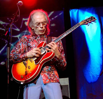 steve_howe_live.jpg